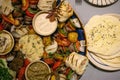 Orientalische Sultan Platte mit vielen verschiedenen Gerichten wie HÃÂ¤hnchen Shawama, Hummus, Falafel, Pita Brot, Gegrilltes GemÃÂ¼