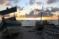 Os barcos de pesca descansam na praia