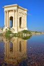 Strana plný voda odraz z hlavné voda veža na promenáda v južnej francúzsko 