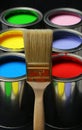 Maliarsky štetec a maľovať plechovky z primárne farebný farby na čierny 