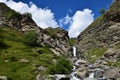 Panorama delle Alpi, Cascata con Cielo Blu e Nuvole Bianche