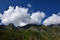 Panorama delle Alpi, Montagna con Cielo Blu e Nuvole Bianche