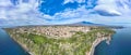 Panoramica aerea di Acireale, la Timpa di Acireale e Santa Maria la Scala con il vulcano Etna da sfondo nel cielo e mare