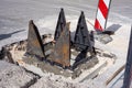 Particularly cast iron manhole cover with triangular wings