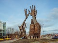 Passation, la statue des ÃÂ«trois mainsÃÂ» au rond-point des Beaux-Arts de Charleroi. Sculpteur Martin Guyaux