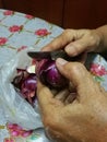 Peeling onion