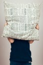 Persona nero camicie copertura il suo giornale progetto gettare cuscino 