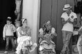  Generationen in Kolonialstil-Bekleidung am Streassenrand in Havanna | Cuban people over three generation