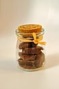 Pezzi di cioccolato in un vasetto di vetro. Chocolate pieces in a glass jar Royalty Free Stock Photo