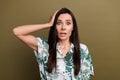 Photo of astonished speechless girl with straight hairdo dressed print blouse arm on head staring on brown