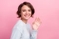 Photo of cheerful happy nice young woman wave hello greeting smile enjoy cool isolated on pink color background