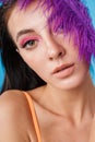 Photo closeup of alluring beautiful woman posing with purple feathers