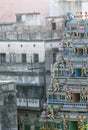 Photo colorful Hindu temple on a background of gray neighborhoods, filmed in the city of Varanasi, India 2009