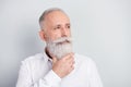 Photo of dreamy old man look empty spade hold hand beard imagine idea plan on grey color background