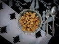 Photo of fried tempeh in a glass bowl placed on a black table