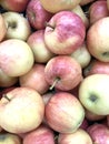 Photo lots of apples on the counter supermarket