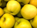 Photo lots of apples on the counter supermarket