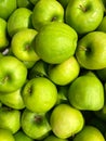 Photo lots of apples on the counter supermarket