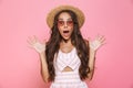 Photo of lovely woman 20s wearing sunglasses and straw hat yelling at camera, isolated over pink background