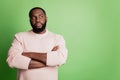 Photo of minded smart self-assured african man folded arms wear white shirt over green background