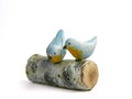 Photo Miniature fake two birds on birch log