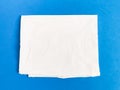 Photo a pack of white tissue against blue background.