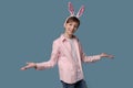 Photo pleasant young guy with funny childish mood gesturing with his hands Royalty Free Stock Photo