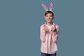 Photo pleasant young guy with funny childish mood gesturing with his hands Royalty Free Stock Photo