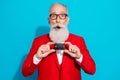 Photo portrait aged man in glasses amazed showing bank card isolated vibrant blue color background