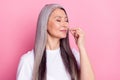 Photo portrait of aged woman showing italian gesture delicious gourmet isolated on pastel pink color background