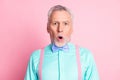 Photo portrait of amazed upset old man with opened mouth wearing bright colorful clothes isolated on pink color