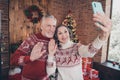 Photo portrait elder couple celebrating winter holidays together talking on video connection with smartphone