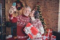 Photo portrait elder couple taking selfie together with new year presents wife kissing husband