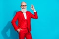 Photo portrait elder man in spectacles showing okay gesture isolated bright blue color background copyspace Royalty Free Stock Photo