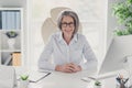 Photo portrait of elderly woman chief employee freelancer hr administrator working modern gadget job interview interior