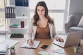 Photo portrait of pregnant taking notes on clipboard working on laptop in modern office