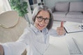 Photo portrait of senior pensioner businesswoman entrepreneur manager take selfie showing thumb up workplace modern