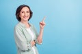 Photo portrait senior woman smiling pointing finger blank space isolated pastel blue color background Royalty Free Stock Photo