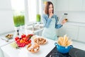 Photo portrait smiling woman in apron cooking spaghetti reading recipe on tablet