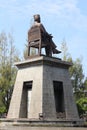 Photo portrait of a statue of Soekarno sitting reading a book