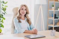 Photo portrait strict confident business woman sitting at table working remotely from home