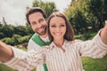 Photo portriat young couple smiling taking selfie spending time together outside in summer