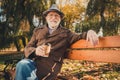 Photo positive grey hair old man enjoy october city center park yellow colorful sunshine dream imagine autumn holiday