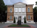 Photo of the Saratov art Museum named after A. N. Radishchev and the monument to A. N. Radishchev.