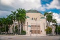 Photo Temple Emanu El Miami Beach Washington Avenue. long exposure for motion blur in traffic and trees