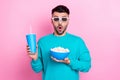 Photo of young shocked surprised guy wear blue pullover wear 3d goggles hold popcorn drink cola crazy action film