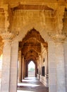 Koridor vyrobený z dekoratívne oblúky a vzorkované piliera starobylý indický 