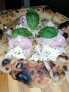 Pizza fatta a mano con forno a legna, pizza fatta in casa, cucina locale. Royalty Free Stock Photo