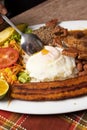 Plato de comida popular de Antioquia Colombia con frijoles huevo, cero carne y plÃÂ¡tano