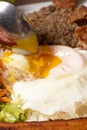 Plato de comida popular de Antioquia Colombia con frijoles huevo, cero carne y plÃÂ¡tano